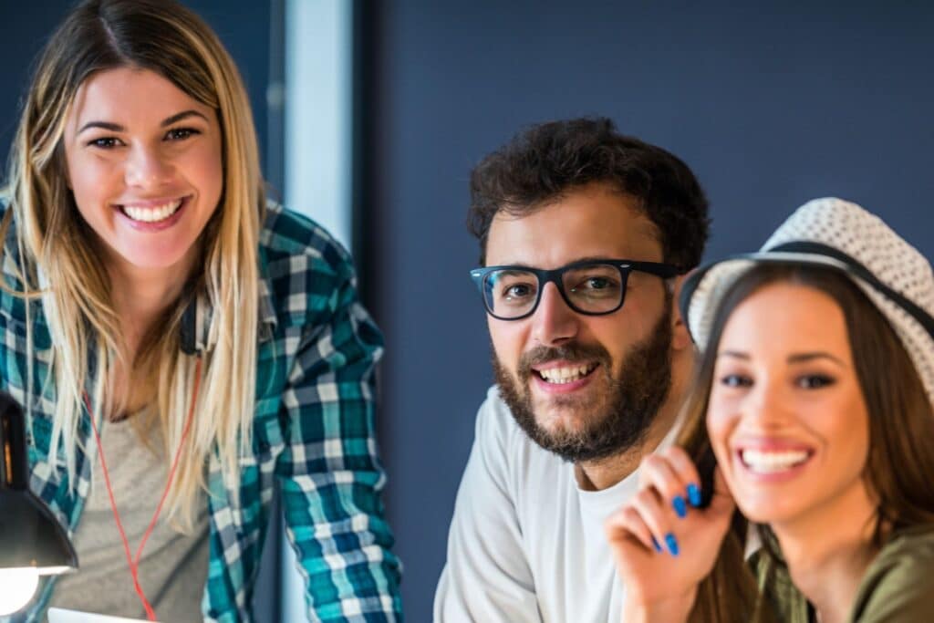Photo de trois collaborateurs du groupe Sincrone en réunion.